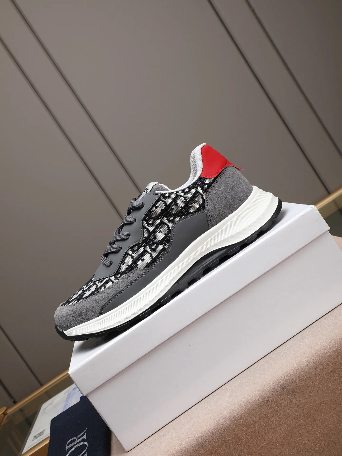 🆕🆕🆕Men's Shoes💰P460 Dior's avant-garde and versatile fashionable men's shoes are privately modeled, calfskin stitched with Dior's special waterproof fabric, fashionable, simple, stylish, eye-catching and classy. It will subvert old ideas and be a must-have for fashionistas who want to spend time with you! Must keep it for yourself! High-end comfort but low-end, high-end quality workmanship. Code number: 38-44 (45 customized) 4 colors for your choice [kiss][kiss][kiss]